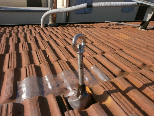 Systèmes d'ancrage de toit pour points d'ancrage